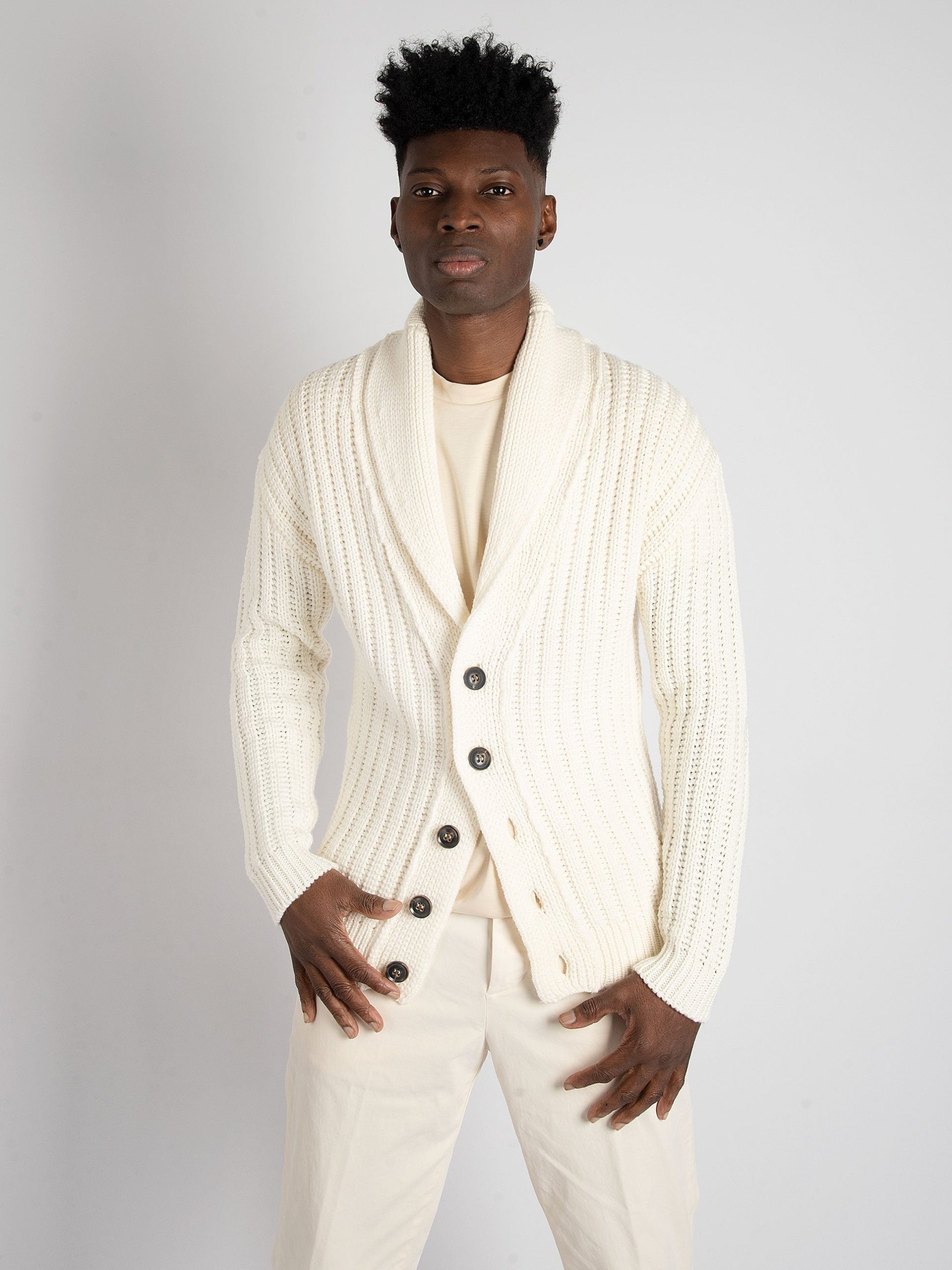 cardigan-bianco-uomo-133kmt-1.jpg